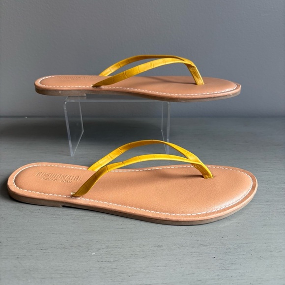 Cushionaire Women's Memory Foam Tan Yellow Flip Flop Thong Sandals Sz 8 Summer - Picture 5 of 8